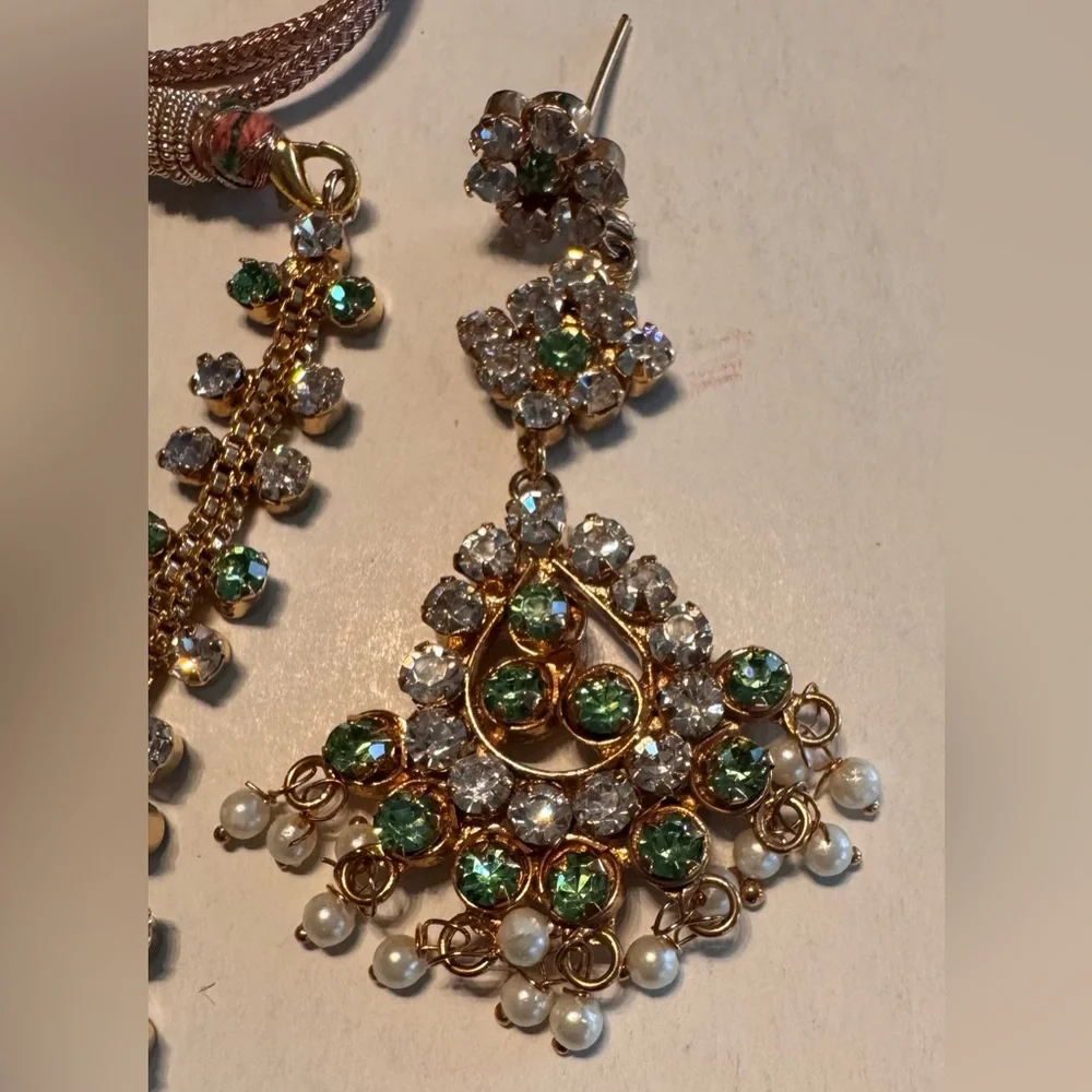 NWOT Ethnic Indian Jewelry Set with Pearl Inspired Golden Threaded Bag